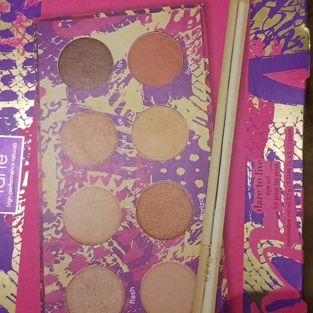 Tart cosmetics eyeshadow pallette with brush